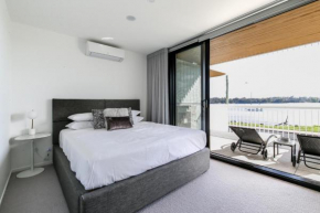 Bayfront Holiday Retreat with Parking